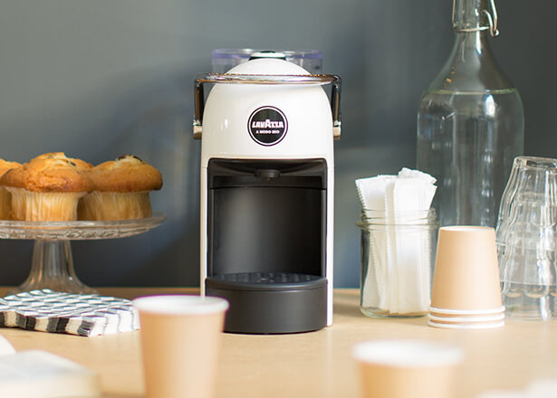 Lavazza a Modo Mio, Macchina per Caffé Jolie, 10 bar, per capsule Lavazza A  Modo Mio, Azzurra : : Casa e cucina