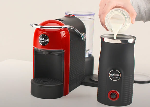 LAVAZZA A MODO MIO JOLIE  COFFEE PREPARATION WITH A SINGLE BUTTON 