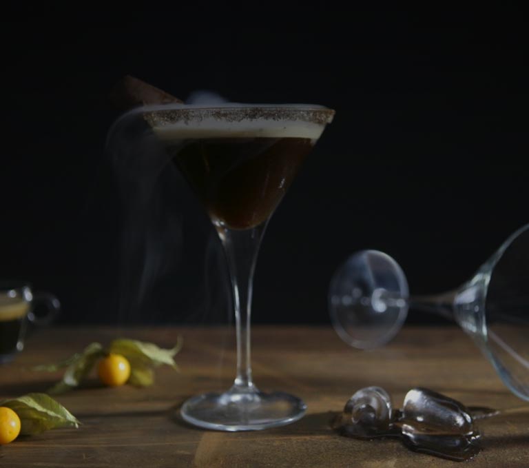 https://www.lavazza.com/content/dam/lavazza-athena/b2c/stories/article/coffee-secrets/espressomartini/hero-banner/m-Espresso-Martini.jpg