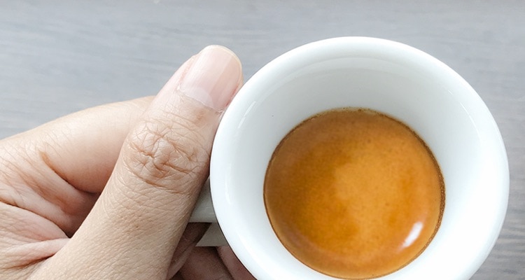 lavazza-ambientato-donna-caffè-m