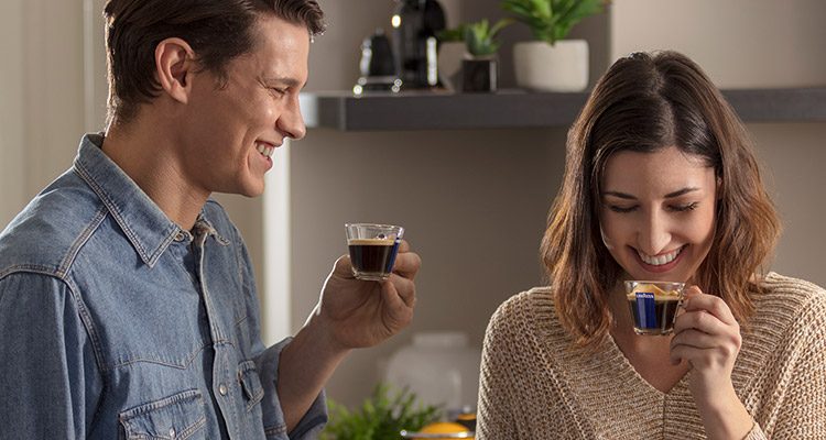 lavazza-caffe-ambientato-coppia-v2-M